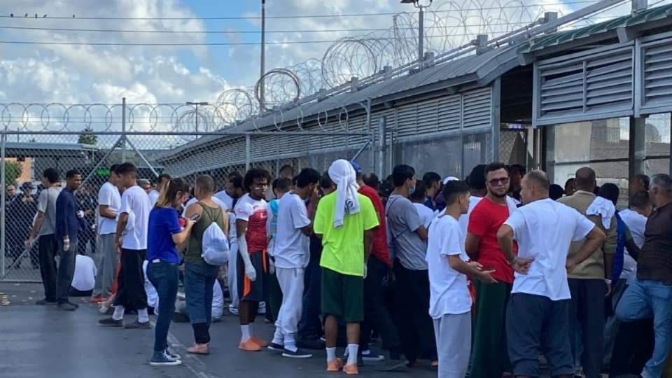 Tan solo ayer, un grupo de venezolanos protestó ayer en el Puente Nuevo de Matamoros