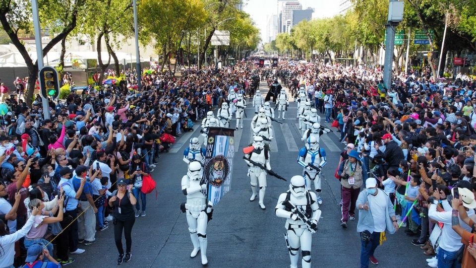 Familias mexicanas disfrutaron del desfile de cientos de “Stormtroopers” y “Darth Vader” en  Avenida Reforma
