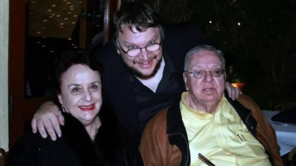 Guillermo del Toro junto con su mamá Guadalupe Gómez.