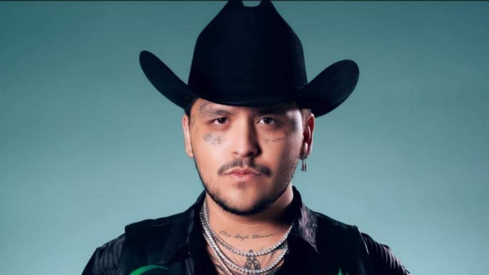 El cantante de regional mexicano suele rodearse de mujeres hermosas.