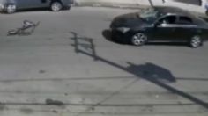 VIDEO | El brutal momento en que un joven en bicicleta es arrollado por un automovilista en Valle de Chalco