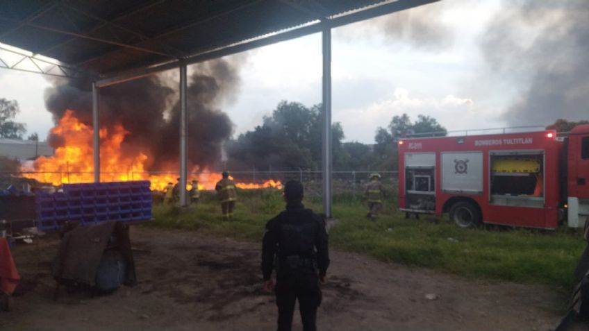 Edomex: sofocan incendio en predio de llantas cercano a una gasera en Tultitlán