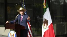 Buscan quebrar bandas transnacionales que trafican con migrantes desde Centroamérica, asegura Ken Salazar