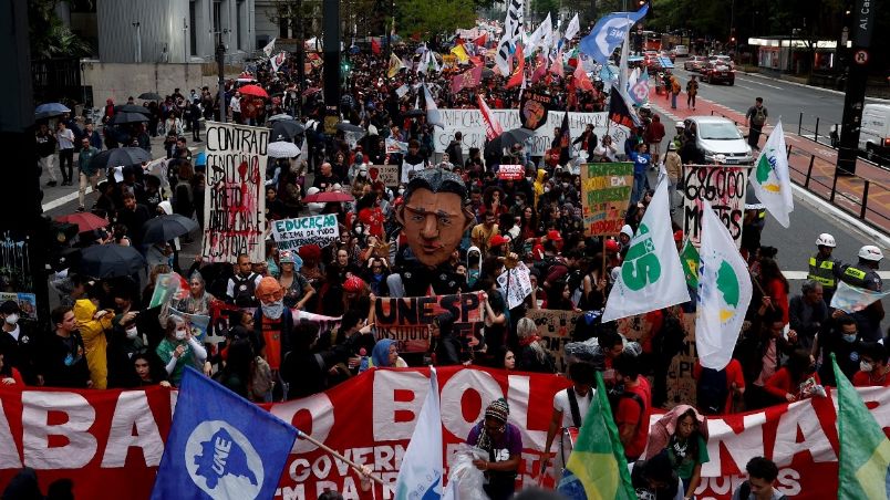 Decenas de personas, entre ellos estudiantes, protestan contra políticas de educación del Presidente