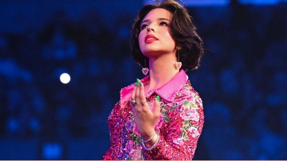 Durante una de sus presentaciones en Los Ángeles, la guapa 'Princesa del Regional Mexicano' se lució con este icónico atuendo rosa brillante