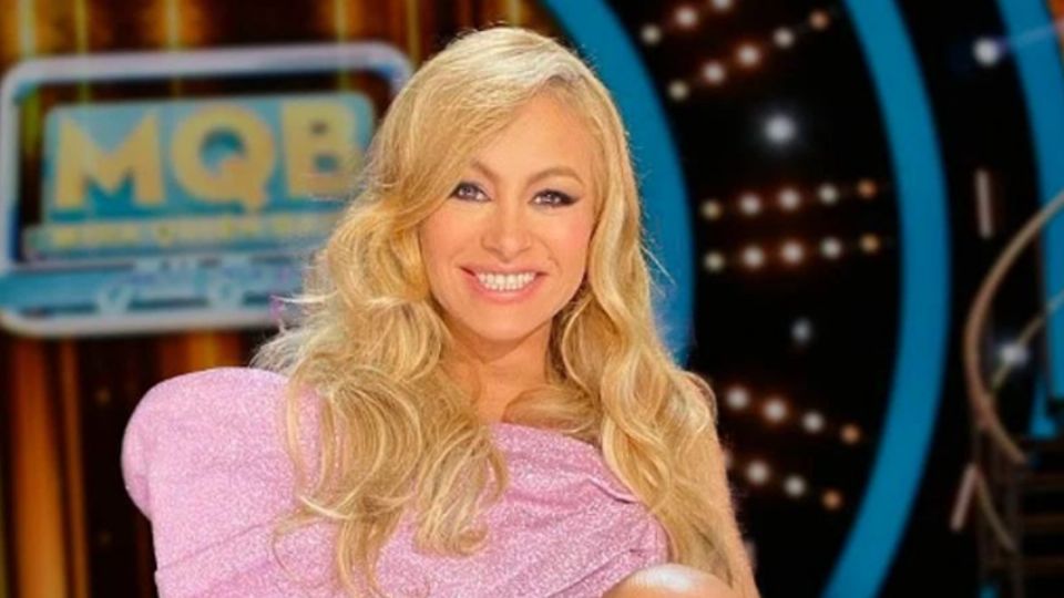 La cantante Paulina Rubio fue captada por un programa español haciendo del baño en plena playa