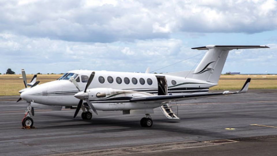 Se bajó y caminó hacia el frente de la avioneta y ahí chocó contra la hélice