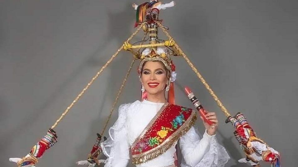 Laysha Salazar porta el traje típico en honor a los Voladores de Papantla