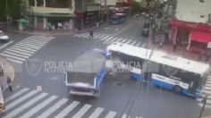 VIDEO | Un camión de carga se impactó brutalmente contra un autobús tras tras pasarse el rojo