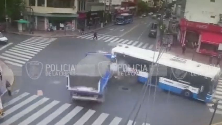 VIDEO | Un camión de carga se impactó brutalmente contra un autobús tras tras pasarse el rojo