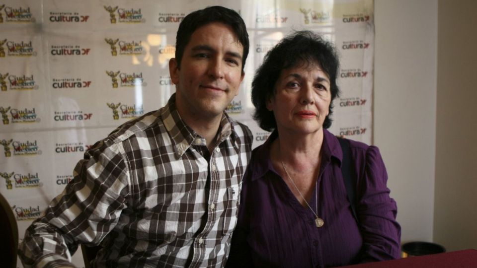 Lorenzo y su madre Diana Negrete en conferencia de prensa previo al homenaje al 'Charro Cantor' en el Teatro de la Ciudad Esperanza Iris