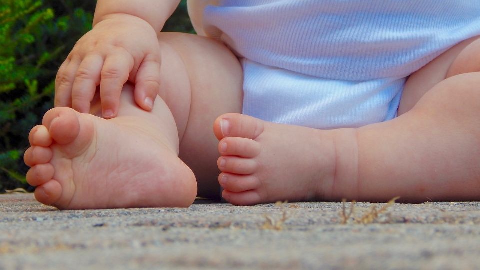 El pequeño se soltó de su progenitora y corrió a jugar delante del  vehículo.