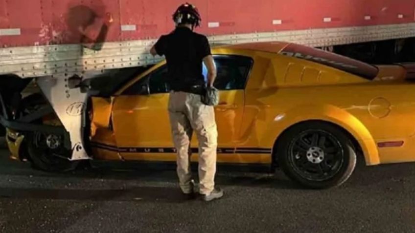 Un joven en Monterrey destruye su automóvil de lujo por intentar ganarle el paso a un tráiler