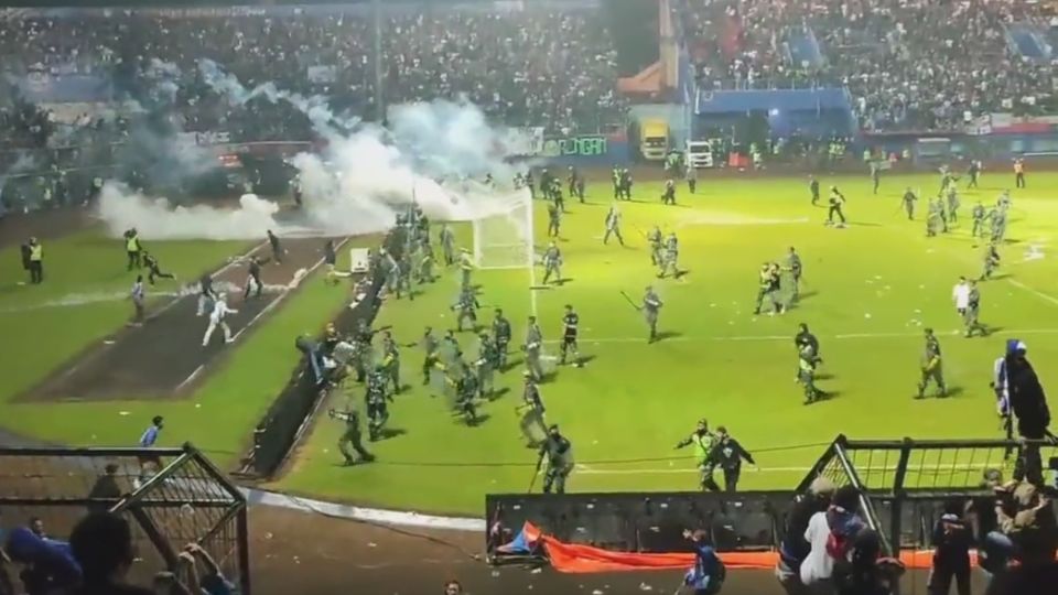 Aficionados del equipo de Arema FC irrumpieron en el campo de futbol tras los resultados del partido