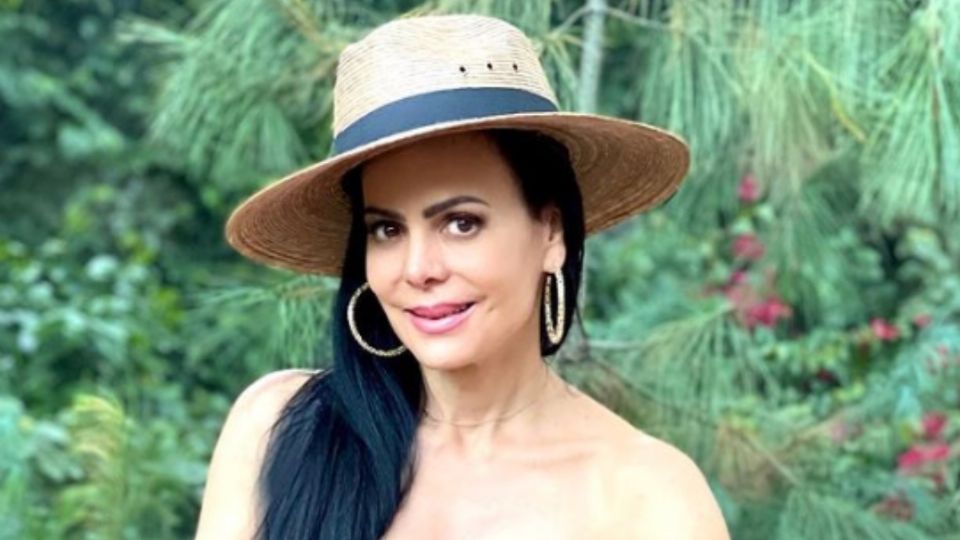 Maribel Guardia presume piernas de infarto con look rosa