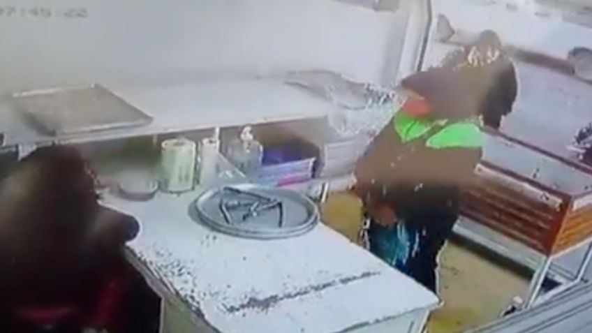 VIDEO |  Policías detienen a un sujeto que intentó asaltar una panadería con subametralladora en Ecatepec