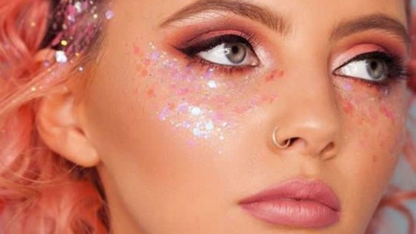 Iluminador con glitter, una tendencia que debes aprovechar para tus fiestas de fin de año