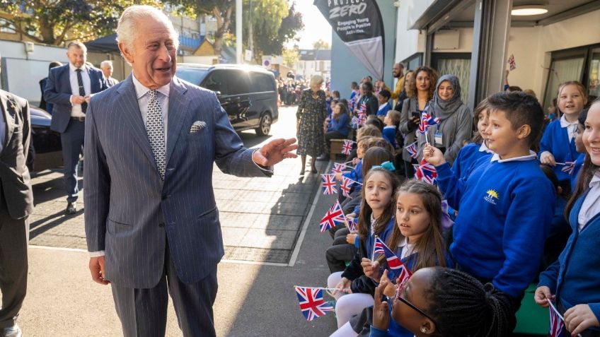 El simpático encuentro del rey Carlos III con niños: “Tienes 96 años”, le dijeron