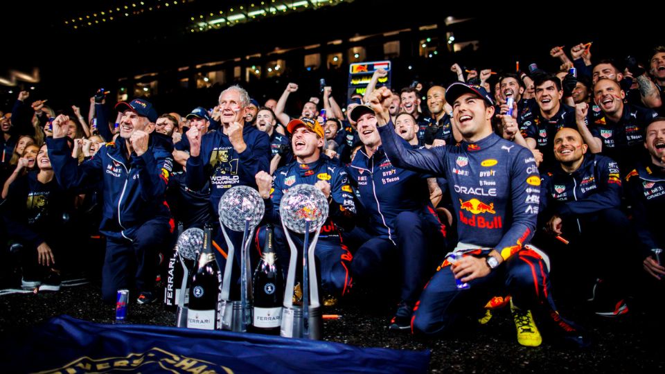 Max Verstappen y Checo Pérez celebran el bicampeonato del neerlandés.