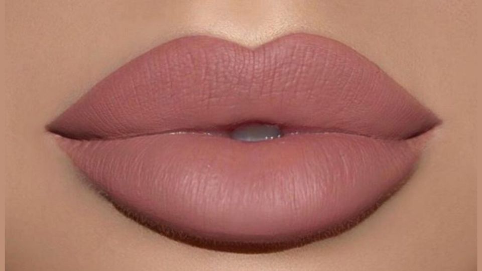 Te decimos cómo lucir unos labios carnosos con los labiales en tono nude