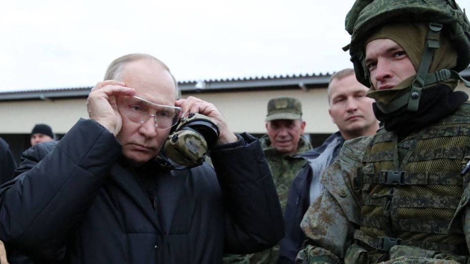 Putin visitó a sus soldados en un campo de tiro.