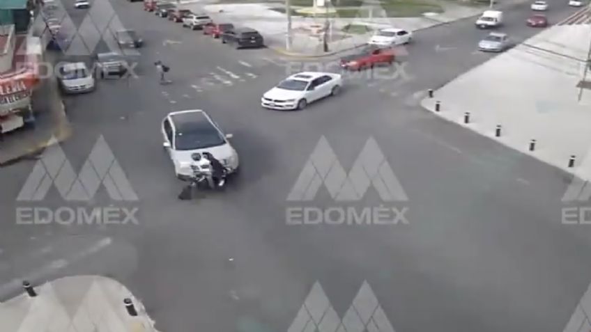 VIDEO | El brutal choque de una moto contra un auto en calles de Tecámac