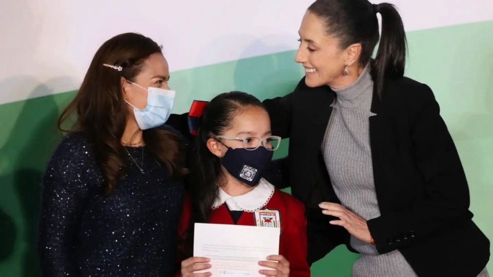 Claudia Sheinbaum entregó casi 3 mil becas en Tlalpan