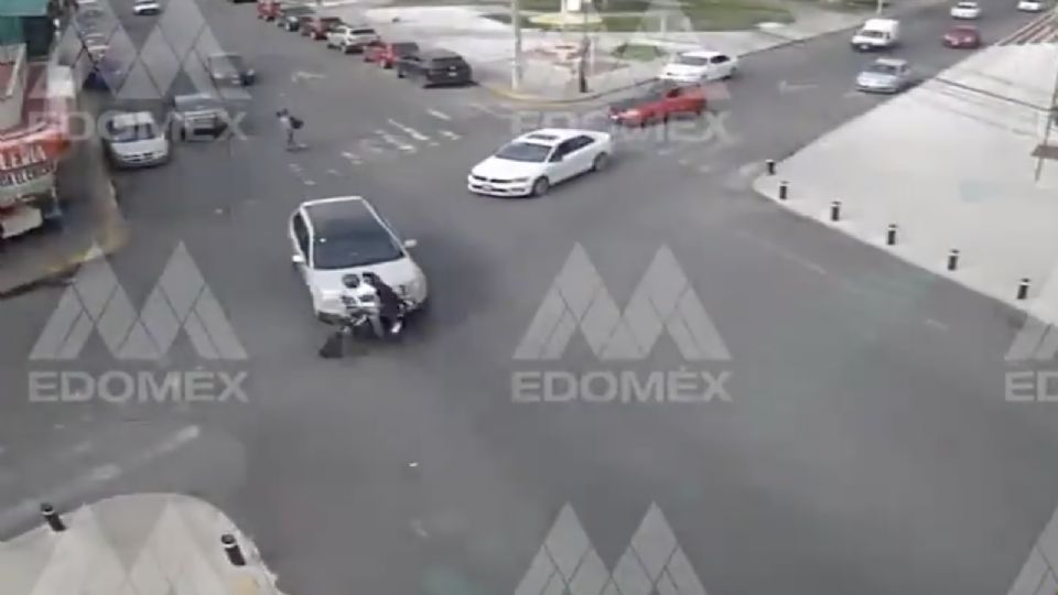 Una camioneta impacta a una moto en calles se Tecámac, Edomex