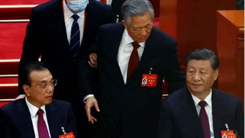 Convulsión en China: Sacan a Hu Jintao de Congreso y Xi Jinping se fortalece