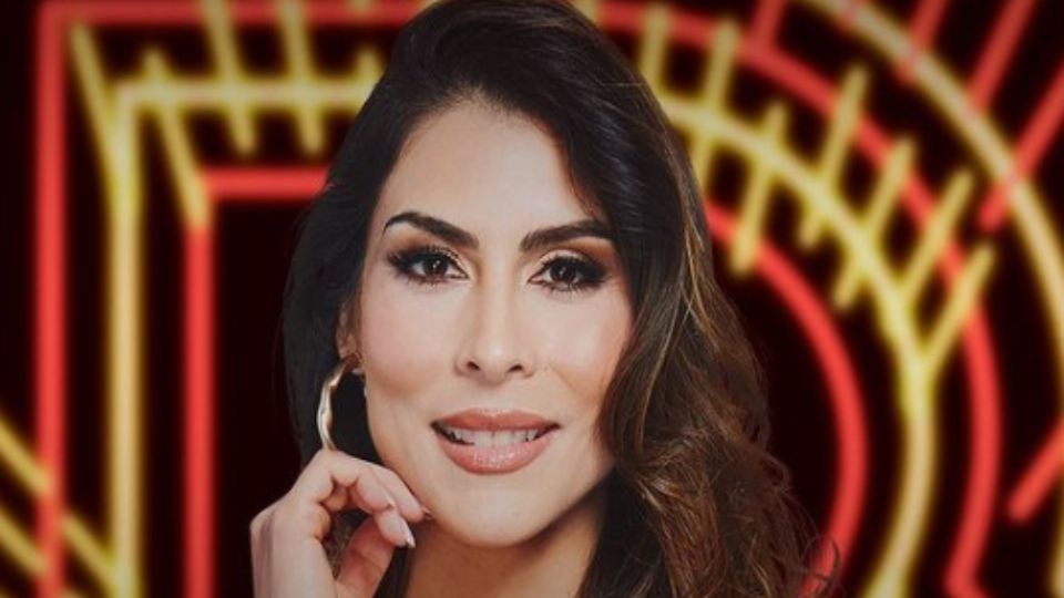 María León presume su escultural figura con elegante vestido rojo