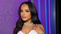 Becky G es conquistada por un desconocido fanático que le llevó rosas hasta el escenario