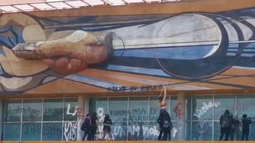 Vandalizan mural de David Alfaro Siqueiros tras protestas por caso de abuso en el CCH Sur