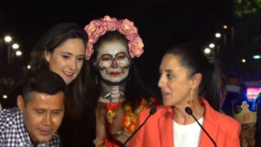 Claudia Sheinbaum encabeza encendido de decoraciones por Día de Muertos en el Zócalo