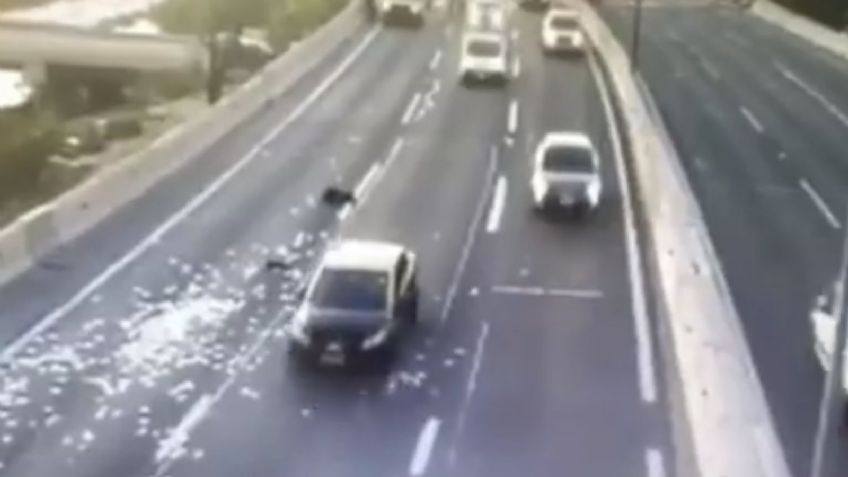 VIDEO | ¡Lluvia de billetes! ladrones roban jugoso botín y lo lanzan en plena carretera para no ser atrapados