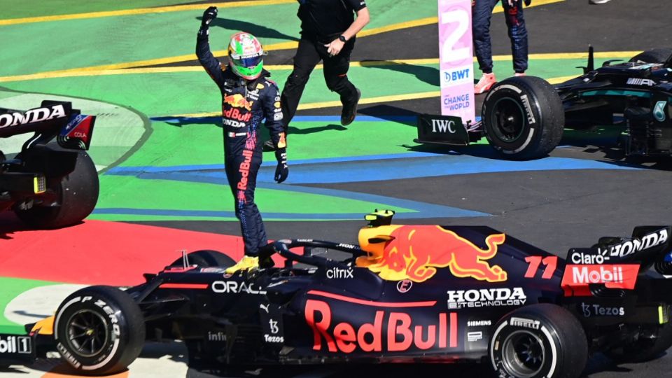 Sergio Pérez celebra tecer puesto en GP de México 2021.