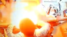 VIDEO | ¡Como bomba! La batería de un celular explotó en la cara de un técnico cuando intentaba repararlo