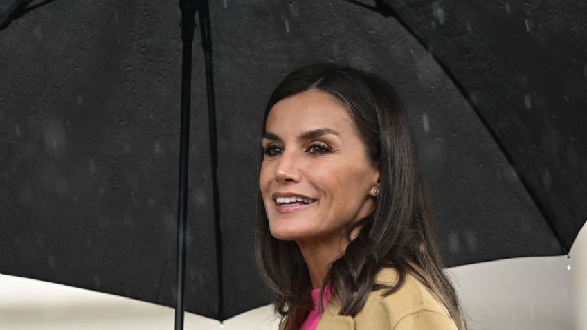 La reina Letizia presume el escote de espalda más arriesgado y rompe las reglas de la realeza