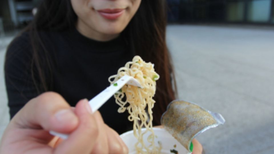 Las sopas instantáneas tienen Glutamato Monosódico para darles ese adictivo sabor.