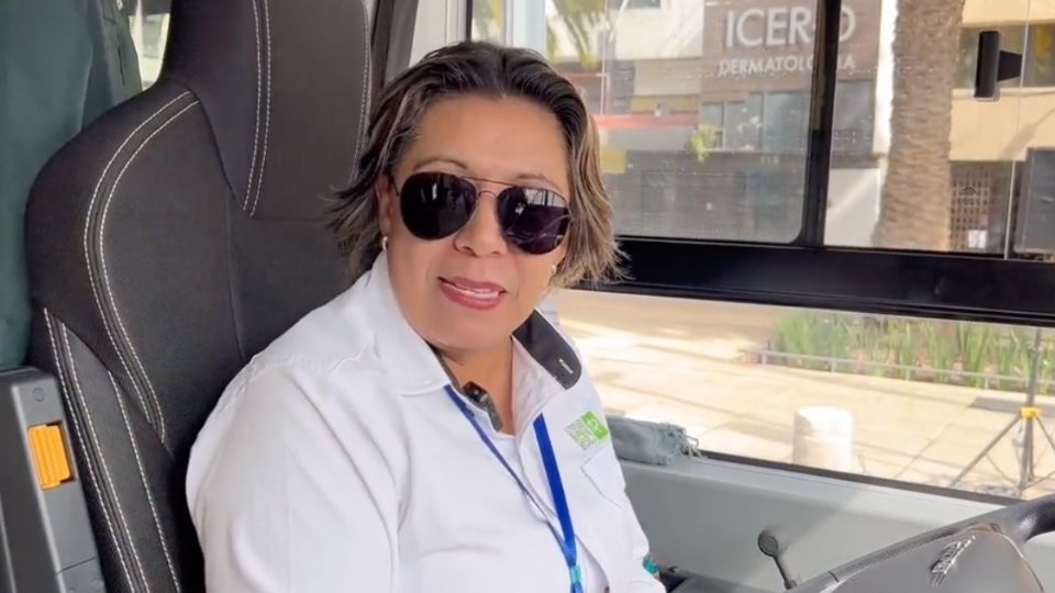 Mujer conductora de Red de Transporte de Pasajeros