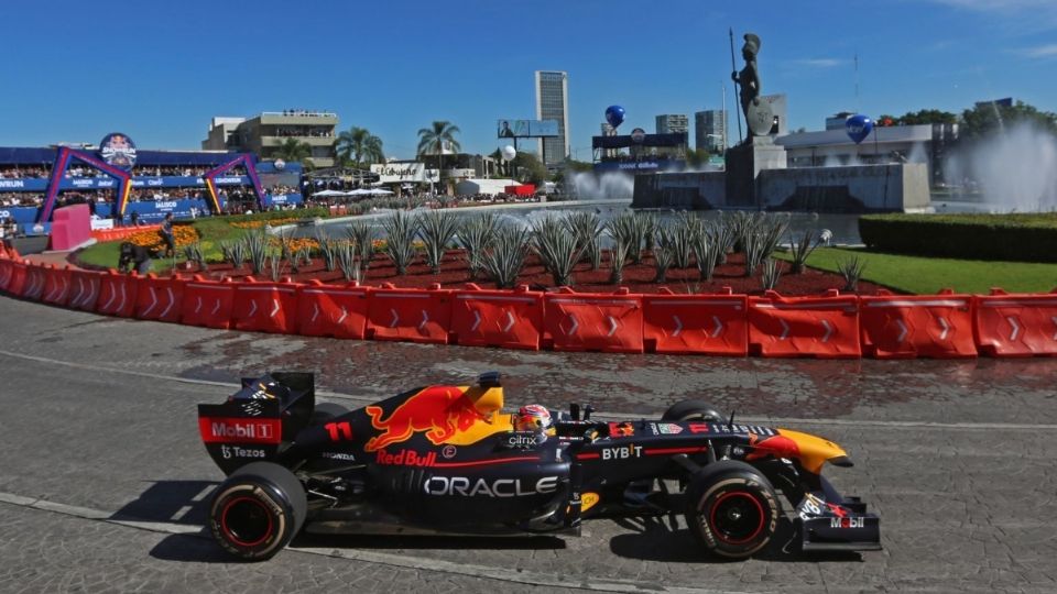 El piloto mexicano cimbró la Glorieta Minerva con el potente motor de su RB7.