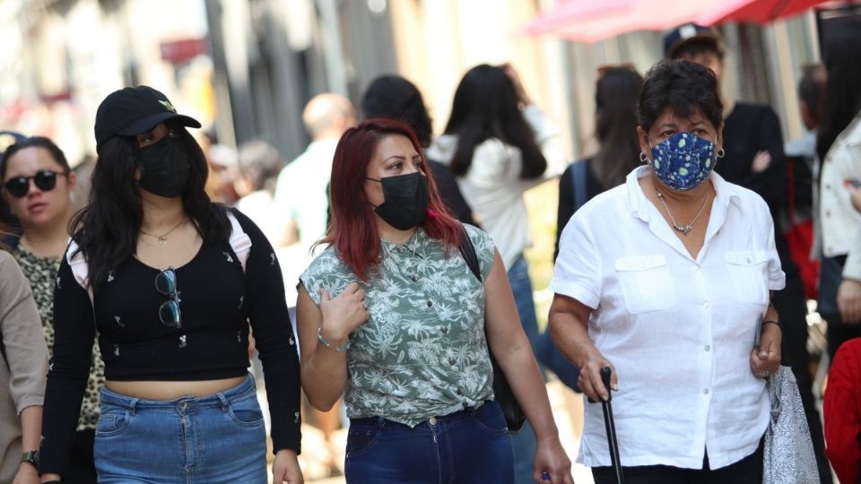 La Secretaría de Salud informó que el uso del cubrebocas se mantendrá en las unidades médicas, así como en otros casos. FOTO: Cuartoscuro