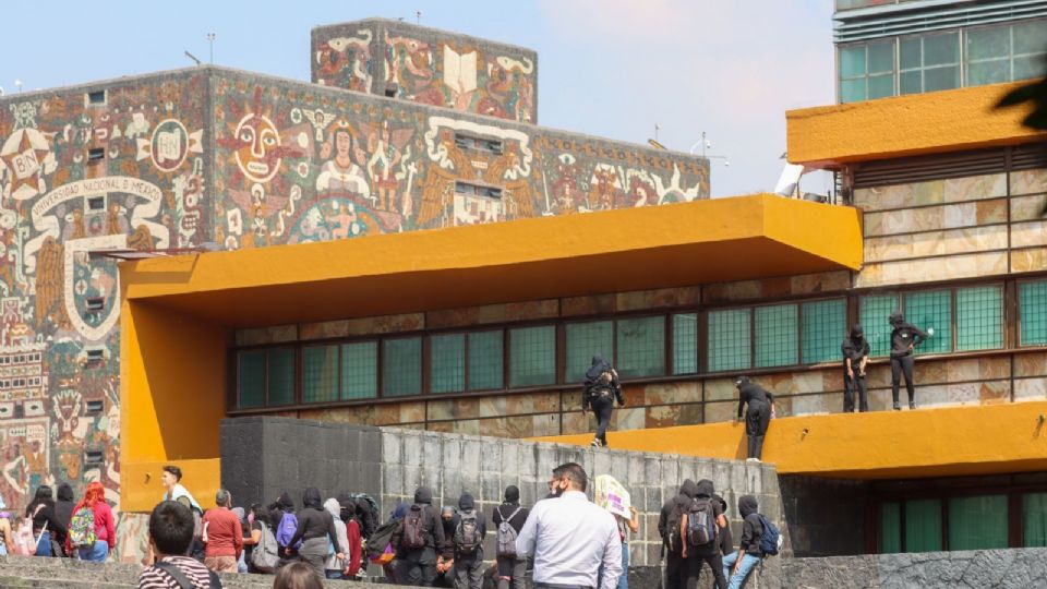 Estudiantes e integrantes de colectivos feministas marcharon este lunes hacia Rectoría