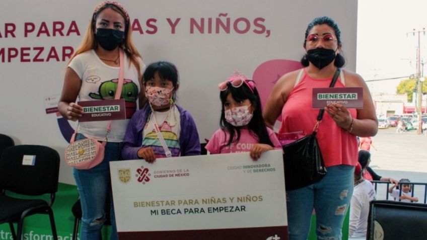 CDMX entrega tarjetas de "Mi beca para empezar" en alcaldía Iztapalapa