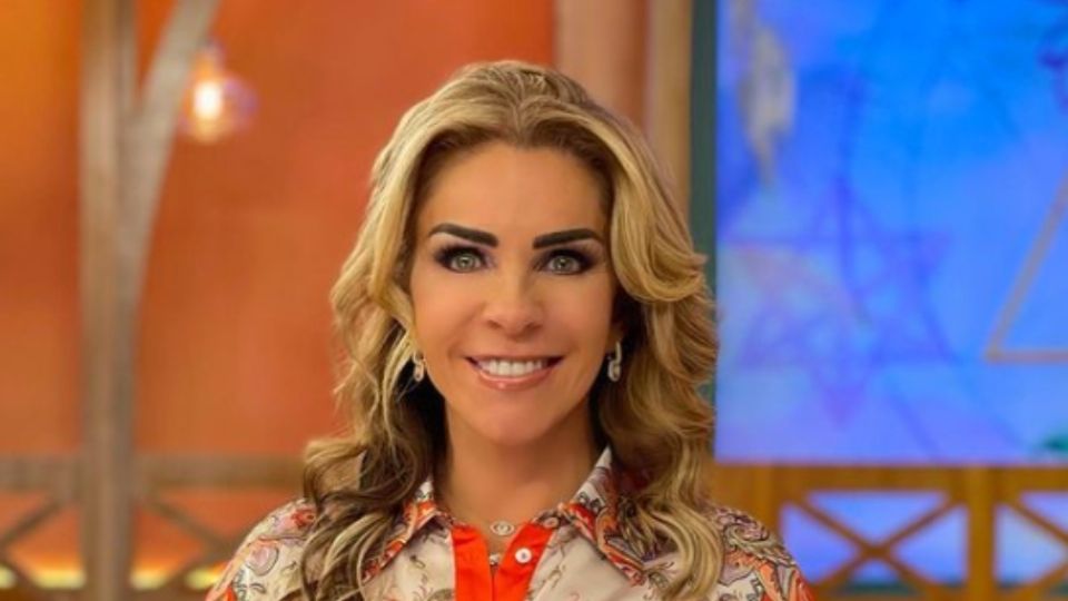 Rocío Sánchez Azuara da cátedra de estilo con elegante vestido azul