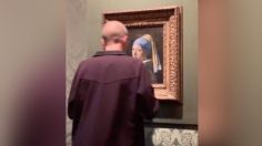 VIDEO: un activista pega su cabeza a la pintura "la Joven de la Perla" de Vermeer, también derramó salsa de tomate