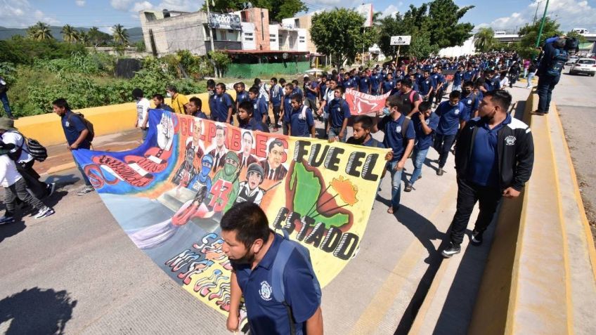 AMLO: En la Fiscalía Especializada quisieron dinamitar el caso Ayotzinapa