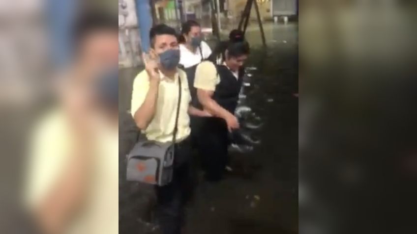 VIDEO | Con el agua a las rodillas, pero trabajadores de Coppel no pararon de ofrecen créditos