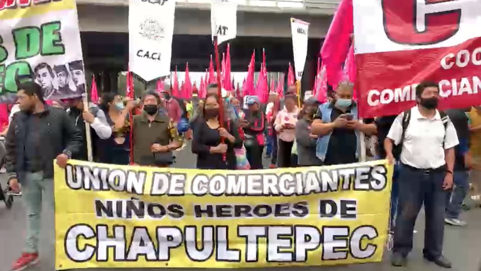 Su paso bloquea las vialidades en las que se están manifestando.