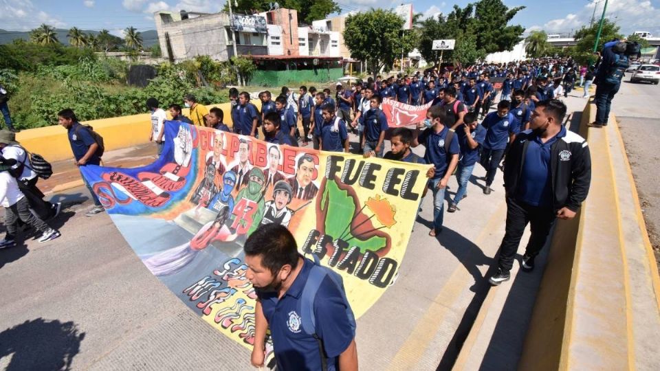 Las manifestaciones de apoyo para esclarecer el caso de los normalistas sigue.