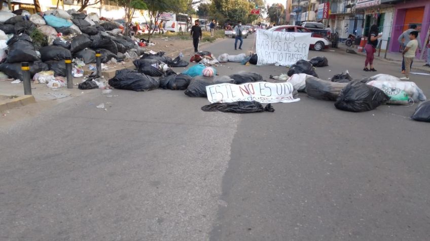 Oaxaca: vecinos bloquean con bolsas de basura avenidas para exigir reactivación del servicio de recolección